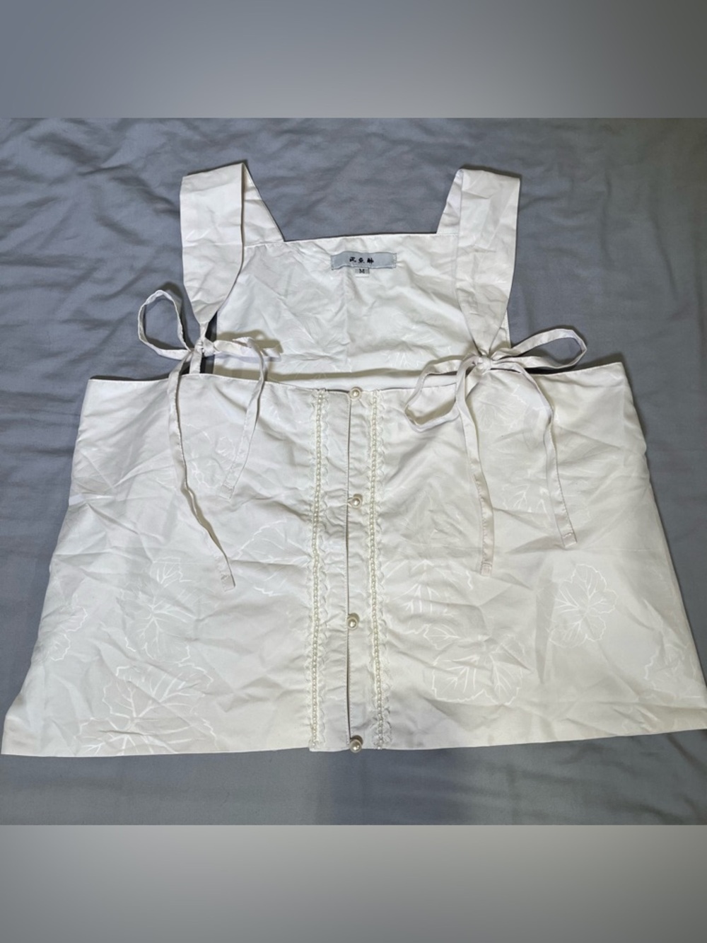 Ming dynasty zhuyao with lace trim and faux pearl buttons